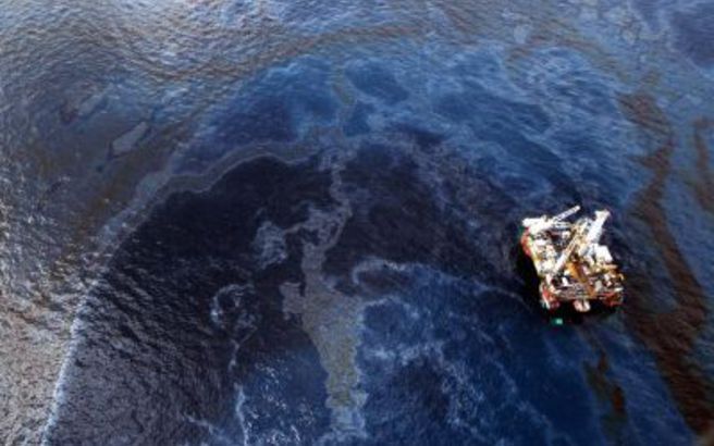 Ελληνίδες έφτιαξαν «σφουγγάρι» που εξαφανίζει πετρελαιοκηλίδες