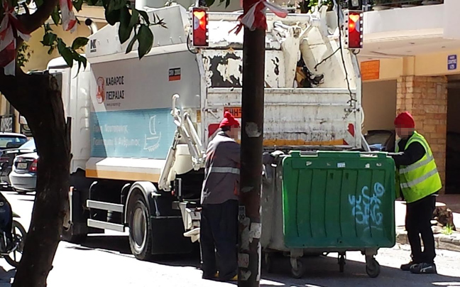 Απορριμματοφόρο στον Πειραιά μαζεύει σκουπίδια και ανακυκλώσιμα