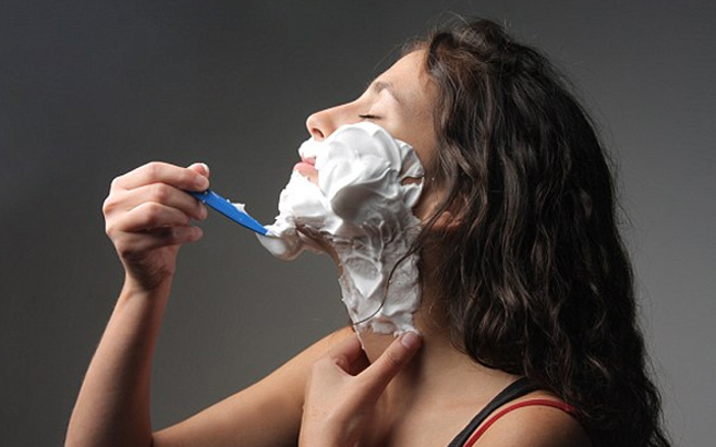 Νέα μόδα θέλει τις γυναίκες να ξυρίζουν το πρόσωπό τους