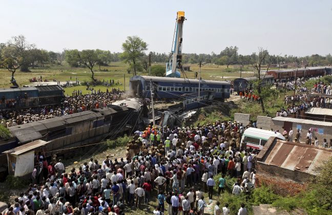 Εκτροχιασμός τρένου με 32 νεκρούς στην Ινδία