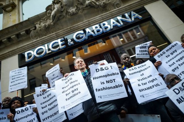 Διαμαρτυρία έξω από τη μπουτίκ των Dolce &#038; Gabbana στο Λονδίνο