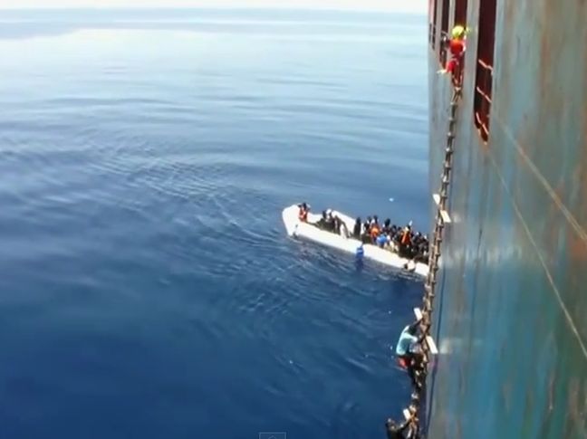 Δραματικές εικόνες διάσωσης μεταναστών στη θάλασσα