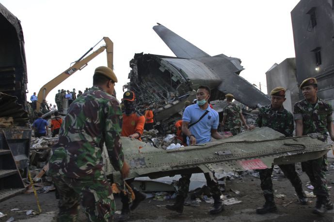 Από βλάβη στον κινητήρα η πτώση του αεροσκάφους στην Ινδονησία