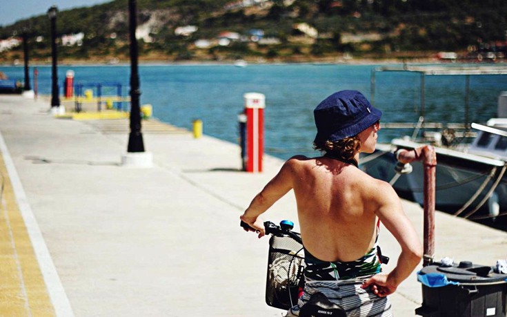 Πώς είναι να είσαι διακοπές σε ένα ελληνικό νησί με το μοναδικό ATM άδειο