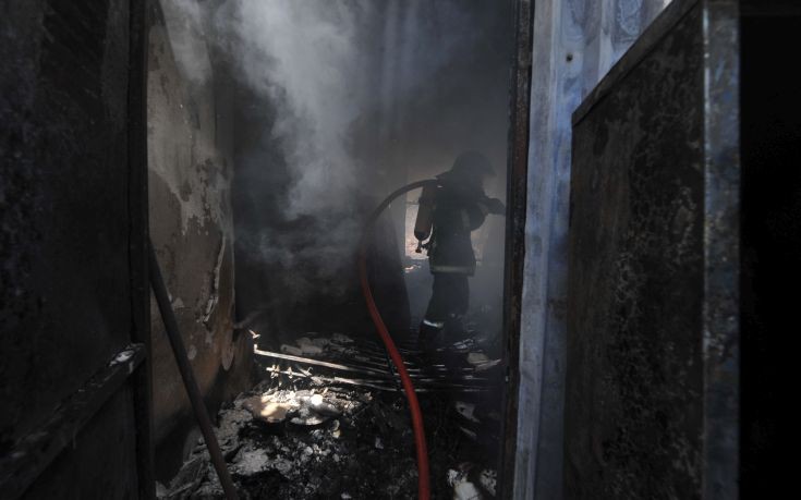 Ένα άτομο νεκρό, δύο με εγκαύματα από τη φωτιά σε σπίτι στο Μοσχάτο