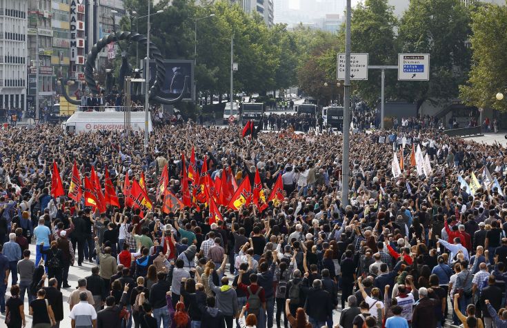 Θρήνος και οργή για το μακελειό της Άγκυρας στους δρόμους της Τουρκίας
