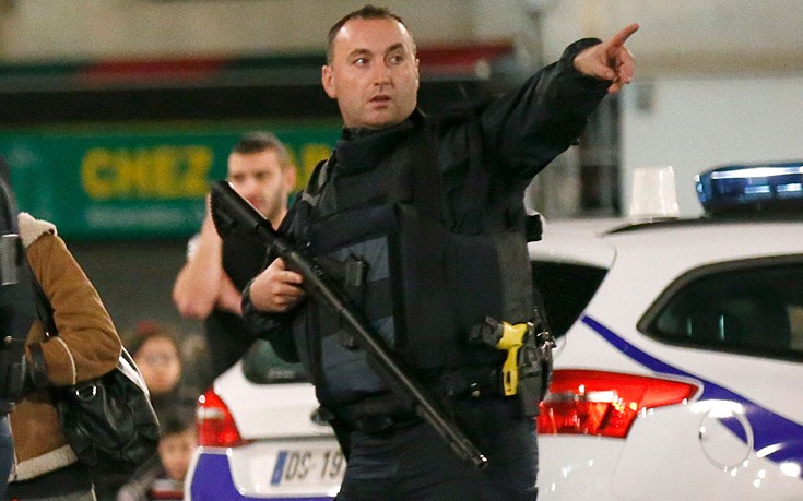 Πυροβολισμοί μπροστά από αστυνομικό τμήμα στο Παρίσι