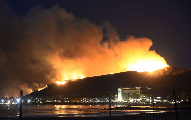 Πυρκαγιά απειλεί πετρελαϊκές εγκαταστάσεις στην Καλιφόρνια