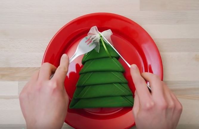 Πώς να μετατρέψετε μια πετσέτα σε χριστουγεννιάτικο δέντρο