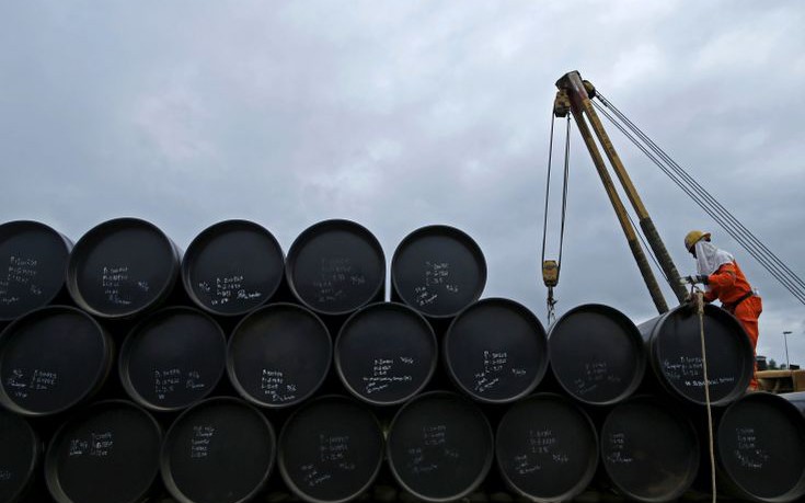 Η Σαουδική Αραβία παγώνει την παραγωγή πετρελαίου