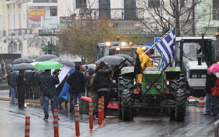 Απειλούν ότι θα κατέβουν με τα τρακτέρ στην Αθήνα οι αγρότες