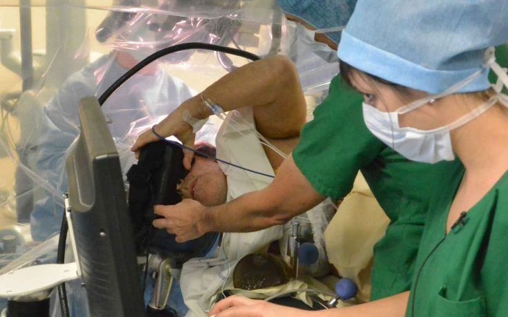 Χειρούργησαν ασθενή που φορούσε γυαλιά εικονικής πραγματικότητας