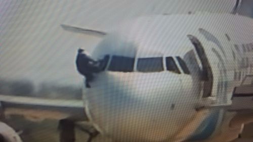 Όμηρος πήδηξε από παράθυρο του πιλοτηρίου από το αεροπλάνο στη Λάρνακα