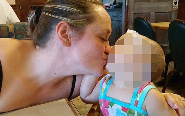 Έβαλε τη 2χρονη κόρη της σε αναμμένο φούρνο!