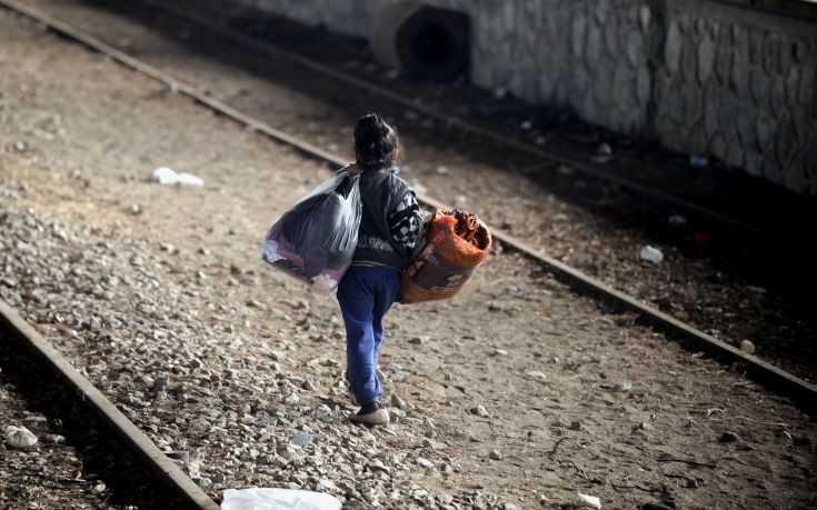 Σύροι κι Αφγανοί πρόσφυγες περνούν από την Ελλάδα στην Αλβανία