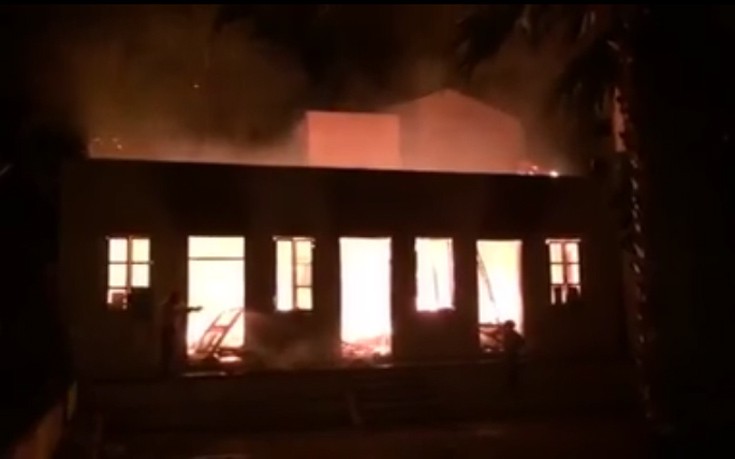 Φωτιά κατέστρεψε το κέντρο διανομής βοήθειας σε πρόσφυγες στο Καστελόριζο