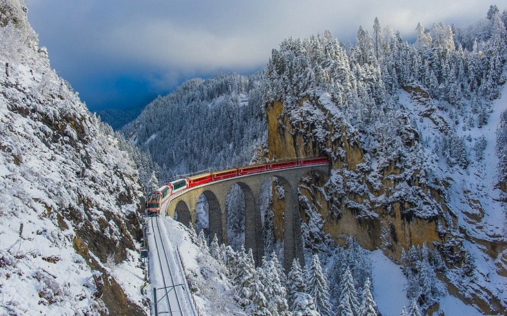 Το τρένο που περνά από 55 τούνελ και 196 γέφυρες μέσα στις χιονοσκεπείς Άλπεις