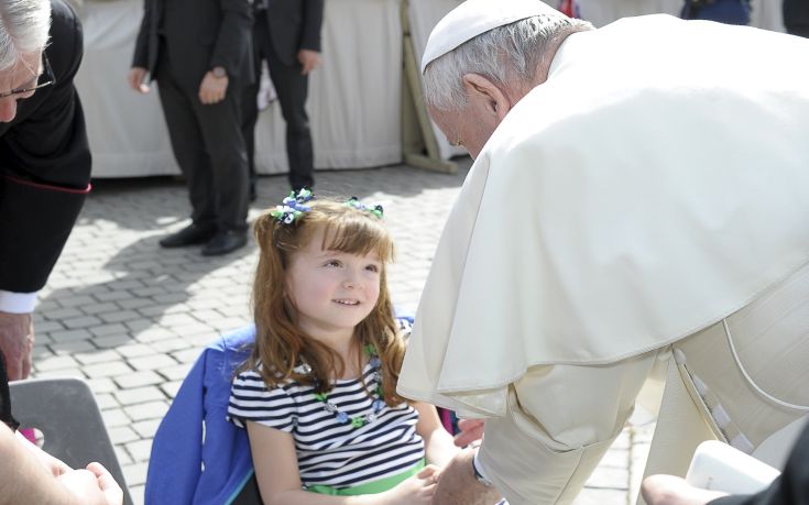 Η συγκινητική συνάντηση του πάπα με μια 5χρονη στο Βατικανό