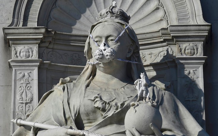 Ακτιβιστές της Greenpeace έβαλαν μάσκες στα μνημεία του Λονδίνου
