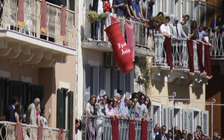 Χιλιάδες μπότηδες έγιναν και φέτος κομμάτια στη Σπιανάδα της Κέρκυρας