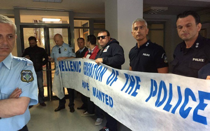 Αστυνομικοί μπλόκαραν τα γραφεία του ΣΥΡΙΖΑ στην Κουμουνδούρου