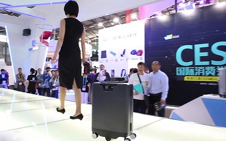 Ρομποτική βαλίτσα «ακολουθεί» μόνη της τον ιδιοκτήτη της