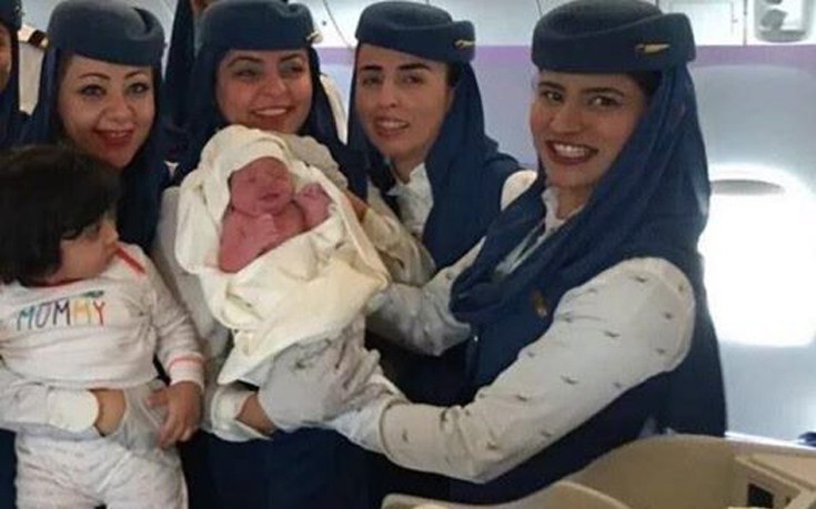 Πλήρωμα αεροπλάνου ποζάρει με μωρό που γεννήθηκε εν πτήσει