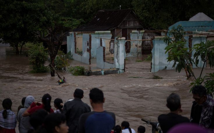 Φονικές πλημμύρες και κατολισθήσεις στην Ινδονησία