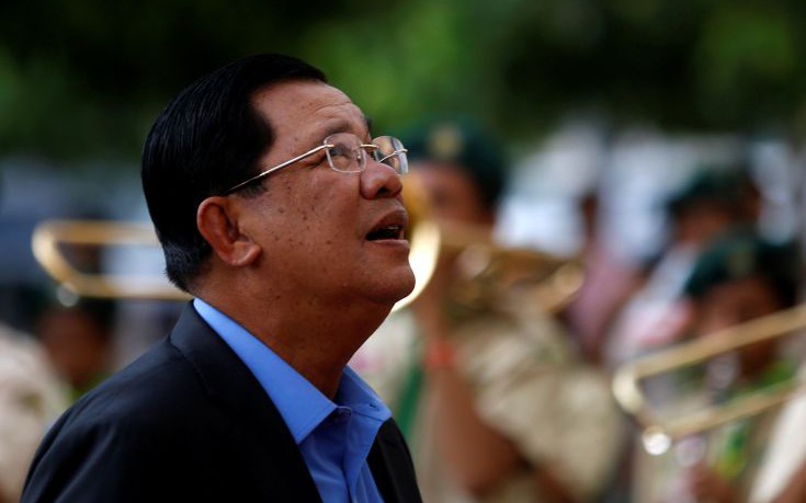 Πρόστιμο στον πρωθυπουργό της Καμπότζης επειδή δεν φορούσε κράνος