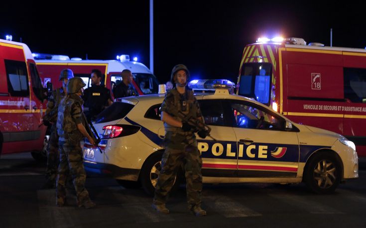 To Paris Match δημοσίευσε εικόνες από τη Νίκαια και προκάλεσε οργή