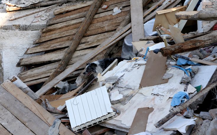Πτώματα ανασύρονται από το ξενοδοχείο Roma μετά το σεισμό