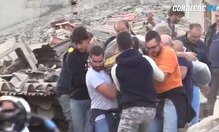 Η στιγμή του απεγκλωβισμού νεαρού από τα ερείπια στην Ιταλία