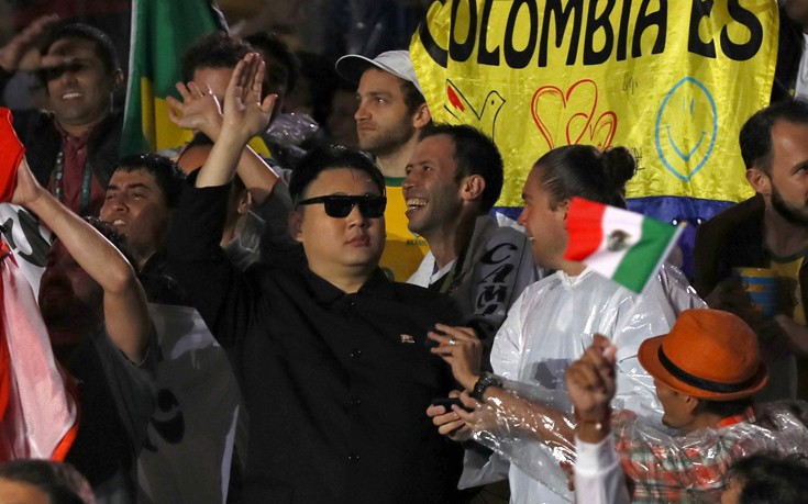 Ο σωσίας του Κιμ Γιονγκ Ουν με σημαιάκια των LGBT στην τελετή λήξης του Ρίο