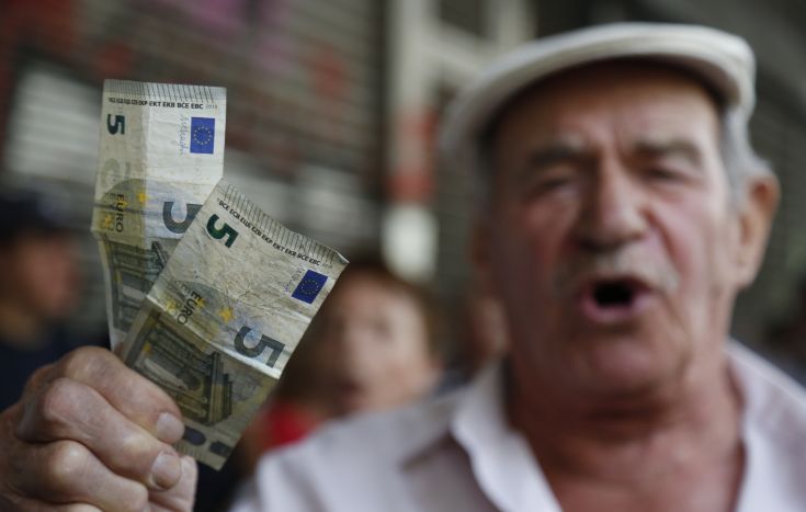 La Tribune: Οι Βρυξέλλες δεν απαιτούν από την Ελλάδα να κόψει τις συντάξεις