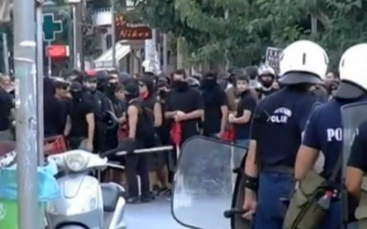 Αντιεξουσιαστές ξυλοκόπησαν αστυνομικούς στην Κομοτηνή
