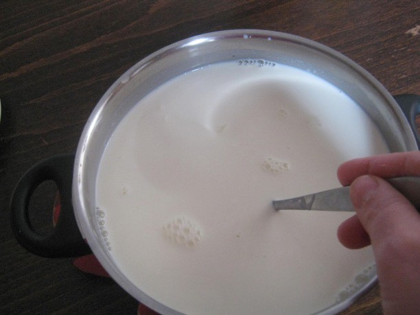 Τι να κάνετε για να μην κολλήσει το γάλα όταν το βράζετε