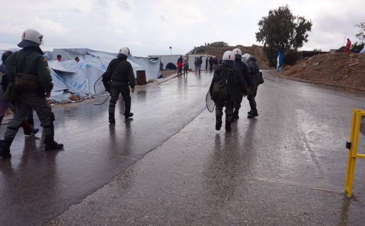 Αναταραχή και συμπλοκές σε καταυλισμό μεταναστών στη Χίο