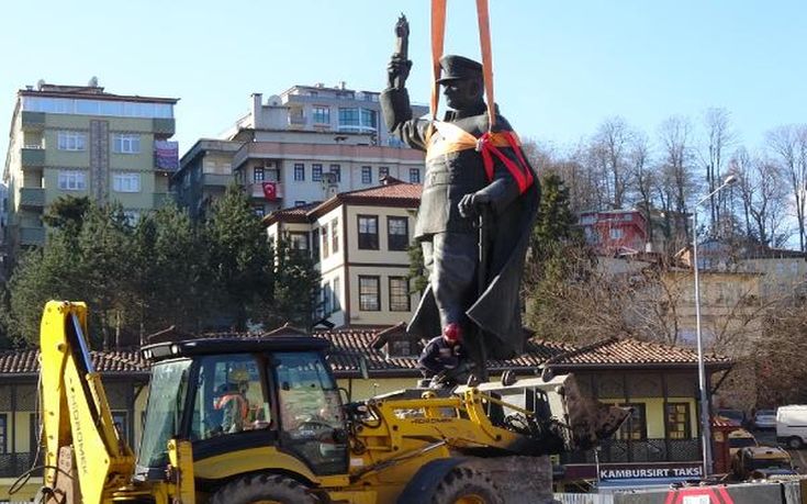 Κόντρες στην Τουρκία για την απομάκρυνση του αγάλματος του Κεμάλ στην πόλη Ρίζε