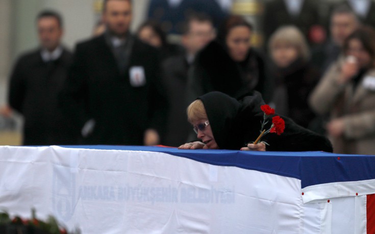 Αναχώρησε για τη Ρωσία η σορός του δολοφονηθέντος πρέσβη