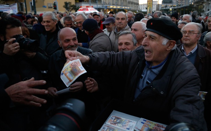 Οι συνταξιούχοι μοίρασαν… ευρώ στο κέντρο της Αθήνας