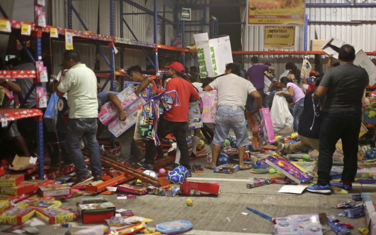 Έξαλλοι οι Μεξικανοί με την αύξηση της βενζίνης λεηλατούν καταστήματα