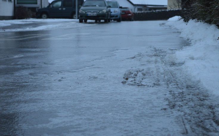 Τι πρέπει να κάνουν πεζοί και οδηγοί όταν υπάρχει πάγος στο δρόμο
