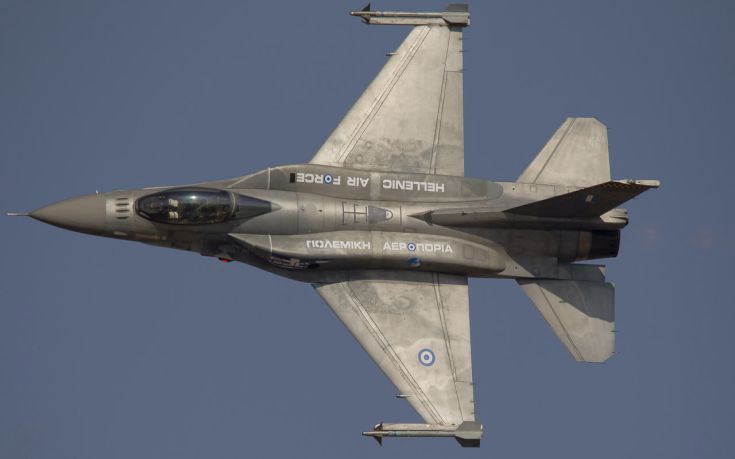 Χαμηλή πτήση μαχητικών F-16 πάνω από το λιμάνι της Ρόδου