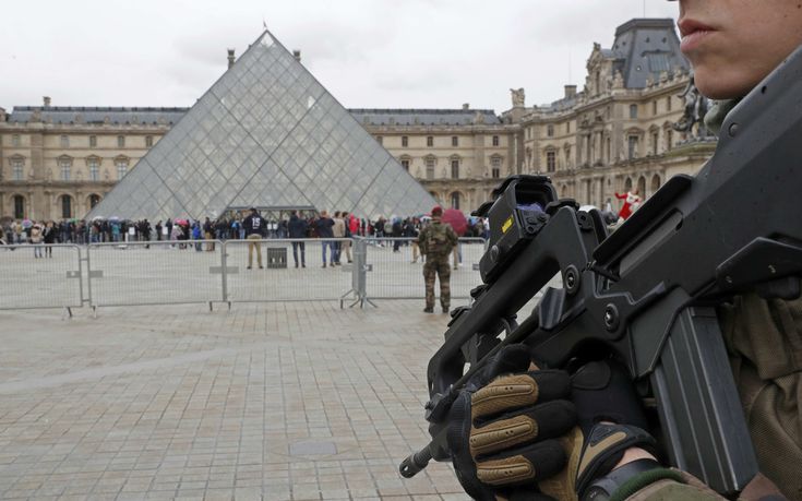«Αλλάχ ου Άκμπαρ» φώναξε ο δράστης της επίθεσης στο Λούβρο στο Παρίσι