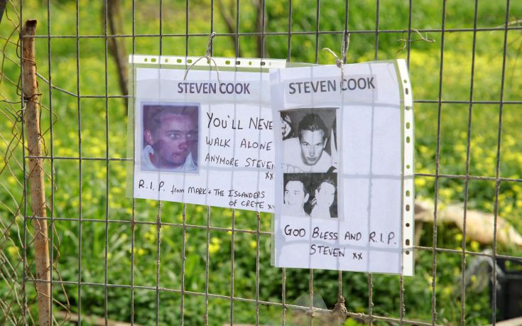 Λουλούδια και μηνύματα στον τόπο που βρέθηκαν τα οστά του Στήβεν Κουκ