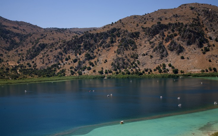 Η μαγευτική λίμνη της Κρήτης ανάμεσα σε βουνά και ελαιώνες