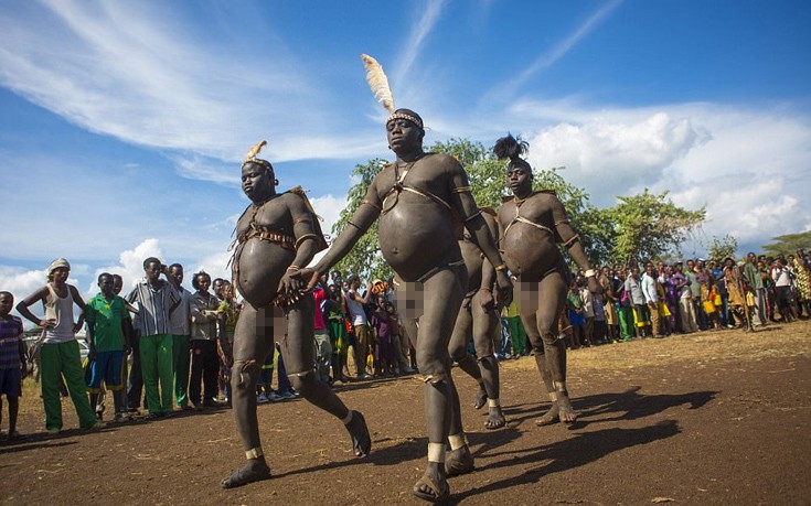 Η φυλή της Αιθιοπίας στην οποία οι άνδρες με μεγάλη κοιλιά είναι περιζήτητοι