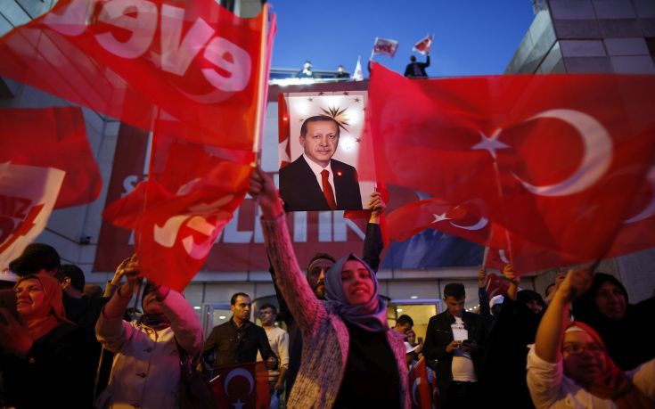 Οριακή η νίκη του Ερντογάν, για νοθεία μιλά η αντιπολίτευση