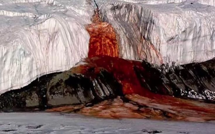 Το παγόβουνο στην Ανταρκτική που «αιμορραγεί»
