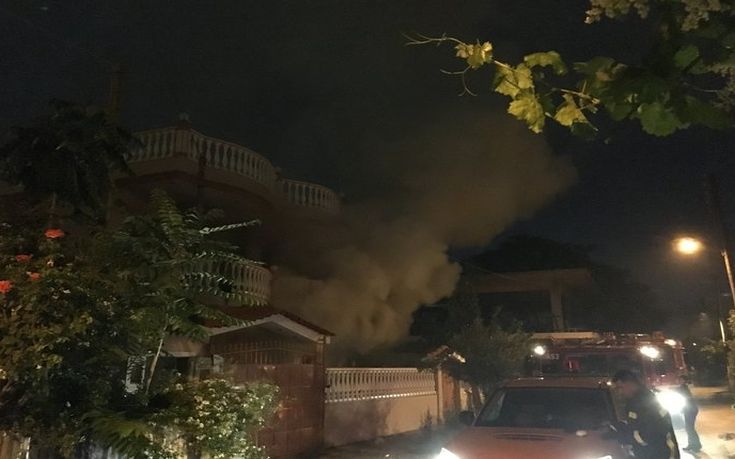 Φωτιές σε δύο σπίτια και τεταμένη ατμόσφαιρα στο Μενίδι
